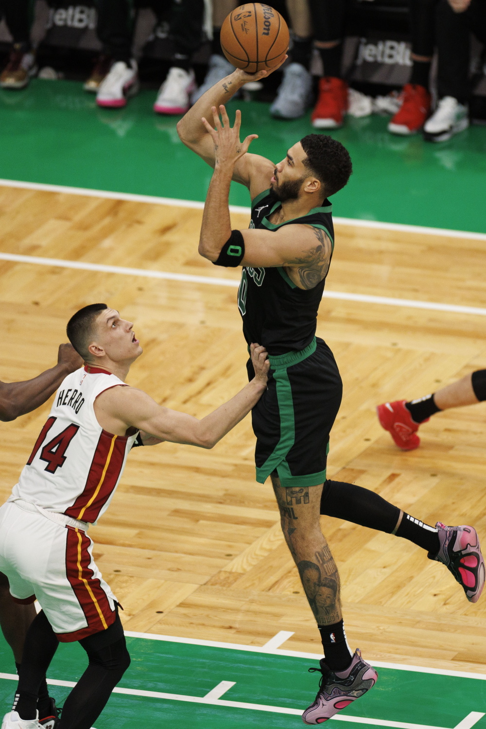 清晨迈阿密热火备战NBA总决赛，门线救险细节曝光，态度坚定，身体对抗强度拉满的简单介绍